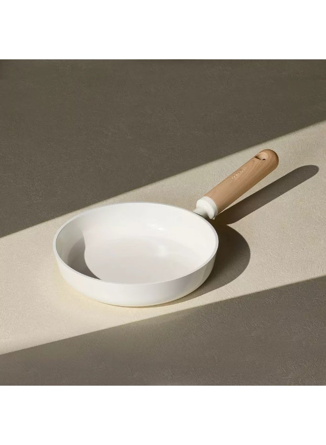 كاروت مقلاة كاروت 8 بوصات سيراميك غير لاصقة بطلاء صحي غير سام خالٍ من PFAS، بمقبض بتصميم خشبي وقاعدة توزيع حرارة متساوٍ، متوافقة مع جميع المواقد وآمنة لغسالة الصحون (كريمي) - Image 5